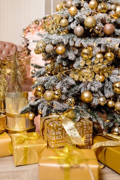 Cadeaux de Noël sous le sapin de Noël Cadeau emballé du Nouvel An et de Noël Bel emballage Ruban et nœud sur l'emballage