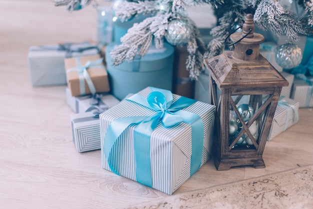 Photo cadeaux de noël sous le sapin de noël