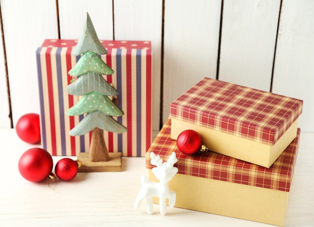 Cadeaux de Noël sur une surface en bois