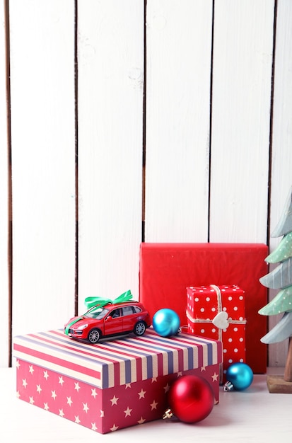 Cadeaux de Noël sur une surface en bois