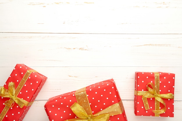 Cadeaux de Noël sur la table en bois blanche