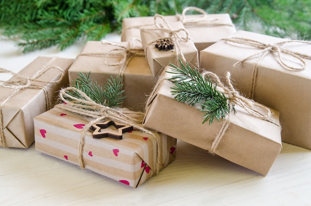 Cadeaux de Noël sur une table en bois blanche