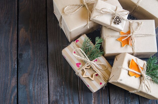 Cadeaux de Noël sur une table en bois blanche