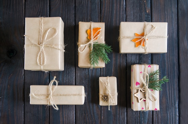 Cadeaux de Noël sur une table en bois blanche