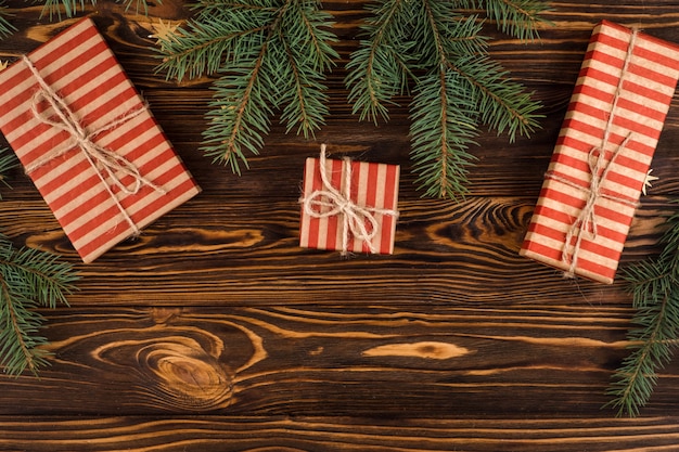 Cadeaux de Noël sur table en bois