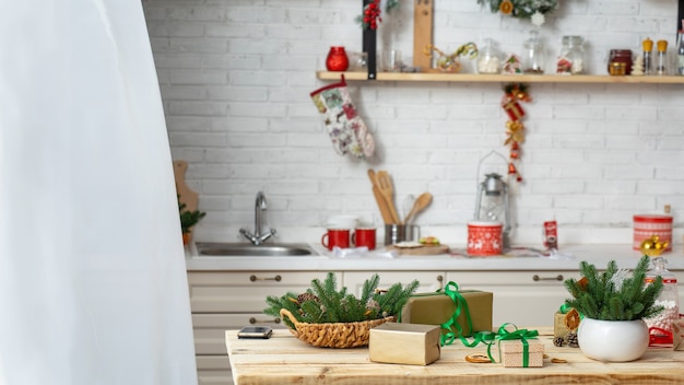 Cadeaux de Noël sur la table de la cuisine