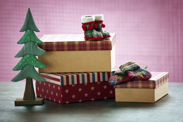 Cadeaux de Noël sur une table