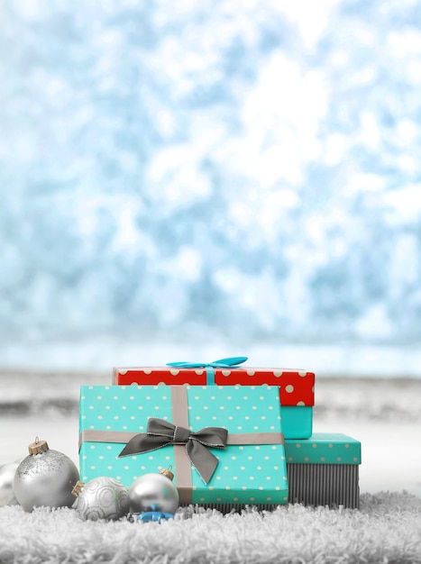 Cadeaux de Noël sur tapis dans la chambre