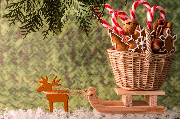 Cadeaux de Noël sur un traîneau en bois. Carte de Noël