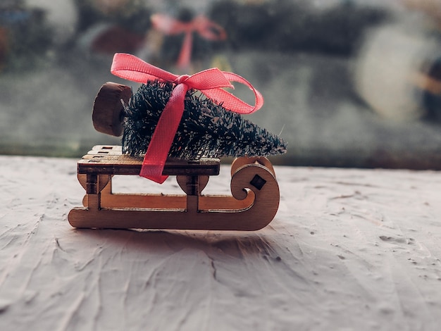 Cadeaux de Noël sur un traîneau en bois, transporteur de sapin joyeux Noël apportant des cadeaux à tous les amoureux le soir de Noël, Noël, décor, traineau.