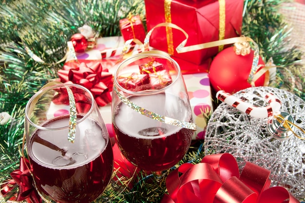 Cadeaux de Noël et verres à vin