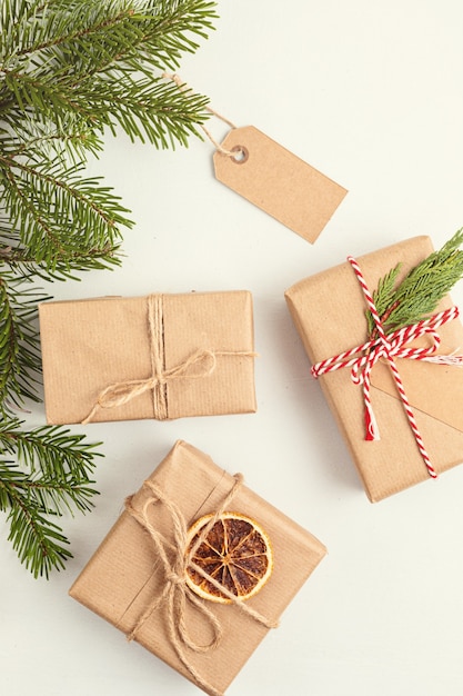 Cadeaux de Noël verts alternatifs écologiques emballés avec du papier kraft recyclé