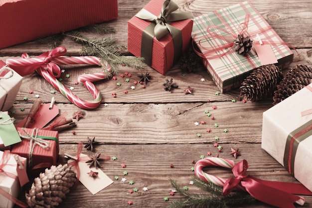 Cadeaux de Noël sur une vieille table en bois