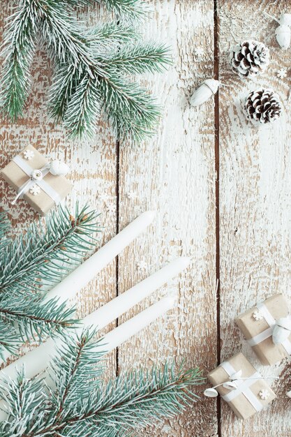 Cadeaux de Noël sur le vieux fond en bois blanc