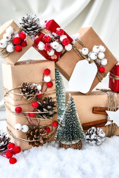 Cadeaux de Noël zéro déchet avec décorations sur fond de soie couleur champagne. Espace de copie. Cadeaux emballés écologiques avec des étiquettes en carton artisanal. Nouvel An
