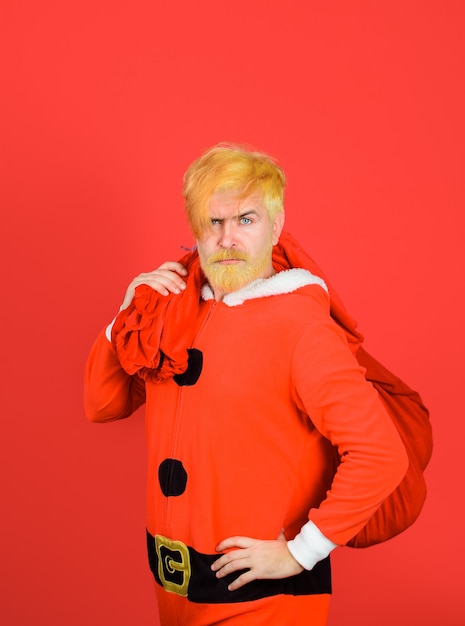 Cadeaux de nouvel an nouvel an joyeux noël costume de père noël santa man détient des cadeaux noël santa