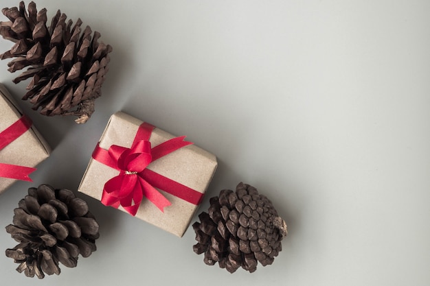 Cadeaux pour des moments spéciaux à plat fond de copie espace gris