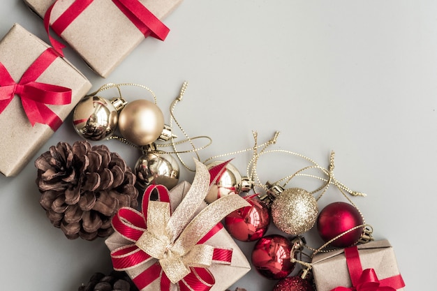 Cadeaux pour des moments spéciaux à plat fond de copie espace gris