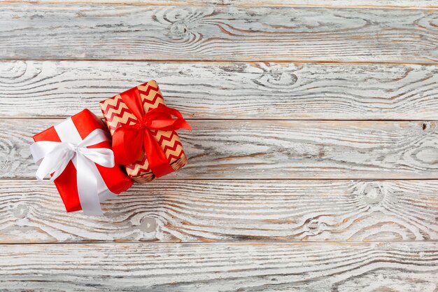 Cadeaux pour les vacances de Noël sur fond en bois