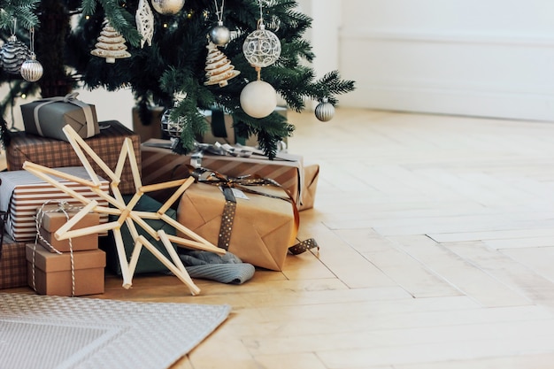 Cadeaux sous un arbre de Noël décoré, design scandinave minimaliste