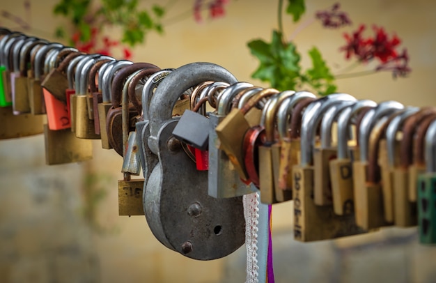 Cadenas d&#39;amour sur un câble sur un pont