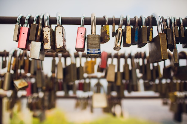 Cadenas d'amour symboliques fixés au pont de garde-corps.