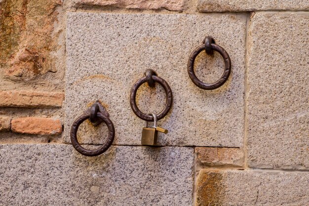 Cadenas attaqué un anneaux de fer médiéval