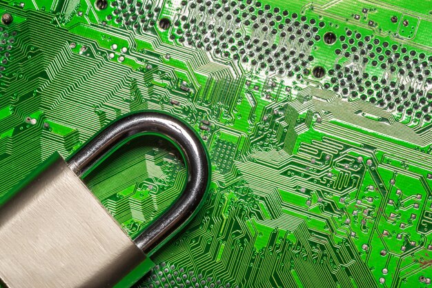 Cadenas sur un circuit informatique