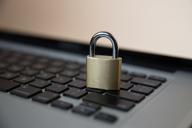 Cadenas Sur Le Clavier De L'ordinateur. Sécurité Réseau, Sécurité Des Données Et Protection Antivirus Pc.