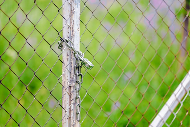 Cadenas sur la clôture de fer