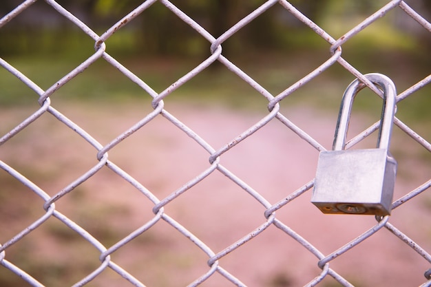 Cadenas sur une clôture en métal