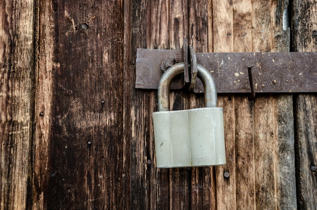 Cadenas en fer sur une vieille porte en bois.