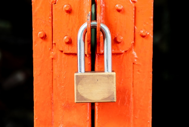 Cadenas en métal sur la porte