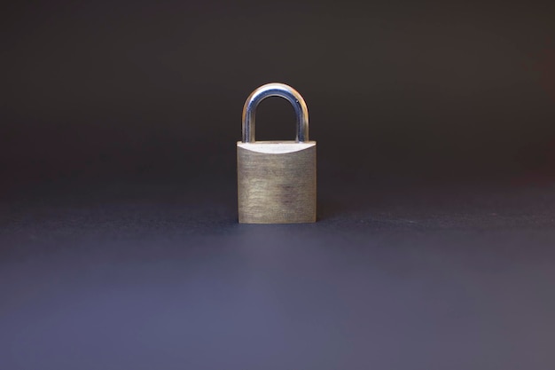 Un cadenas en métal se trouve sur un concept de sécurité de protection des données de fond sombre