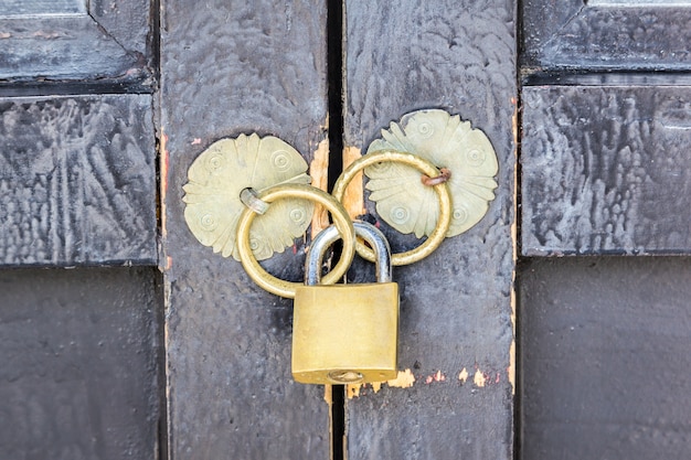 cadenas d&#39;or et anneau d&#39;or sur la porte en bois