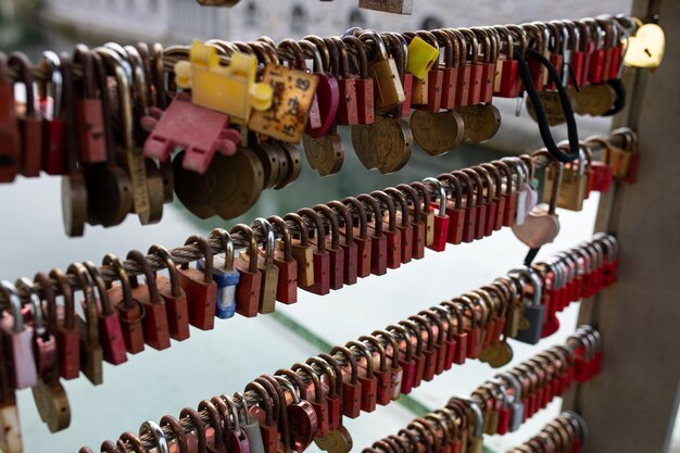 Cadenas sur le pont Mesarski Slovénie