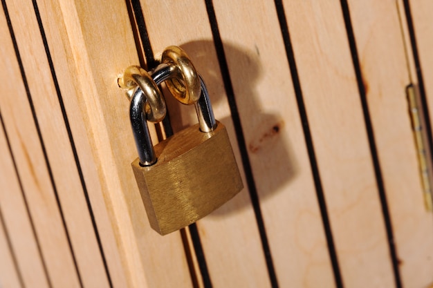 Cadenas sur porte en bois