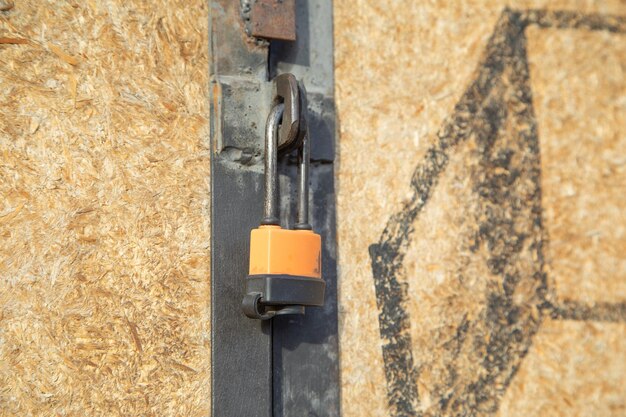 Un cadenas sur une porte dans la rue.