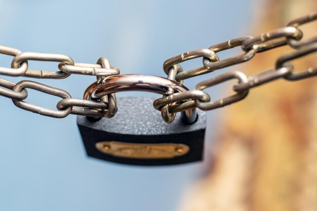 Le cadenas relie les deux parties de la chaîne