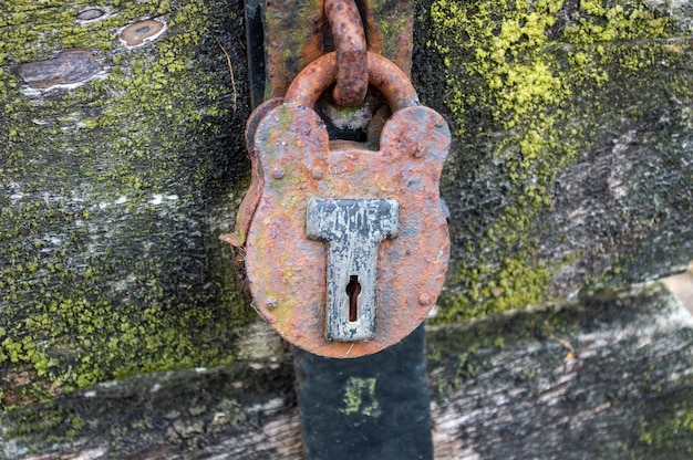 Cadenas rouillé sur les stocks de bois