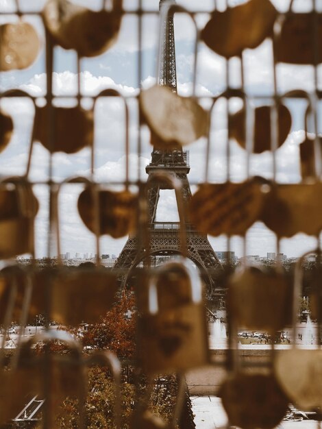 Photo les cadenas et tout l'eiffel