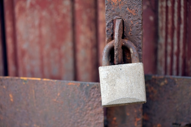 Cadenas sur la vieille porte fermée