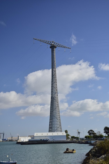 Cadix Espagne 06 novembre 2019 Le support des lignes électriques dans l'océan