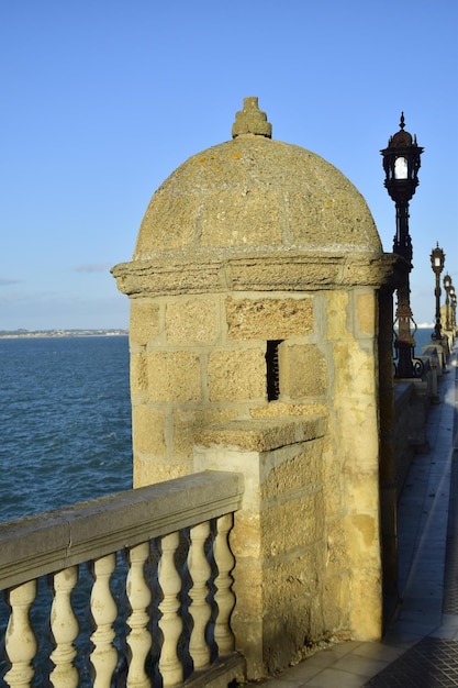 Cadix Espagne Lampadaire vintage sur beau remblai par une journée ensoleillée