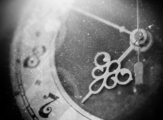 Photo cadran d'horloge grunge vintage avec chiffres romains vintage, photo en noir et blanc.