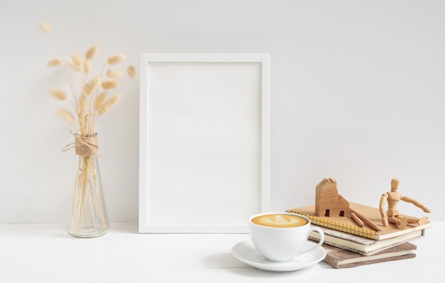 Cadre D'affiche Maquette, Tasse à Café, Livre D'artisanat, Modèle De Maison Et Fleurs Séchées De Lagurus Ovatus