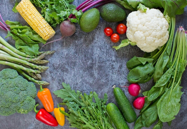 Cadre alimentaire de légumes frais Concept de cuisine végétarienne Végétables colorés frais sur fond noir