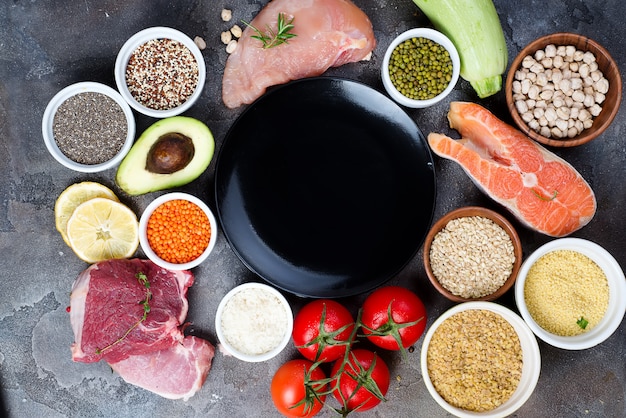 Photo cadre d'une alimentation saine une sélection d'aliments sains incluant certaines protéines prévient le cancer