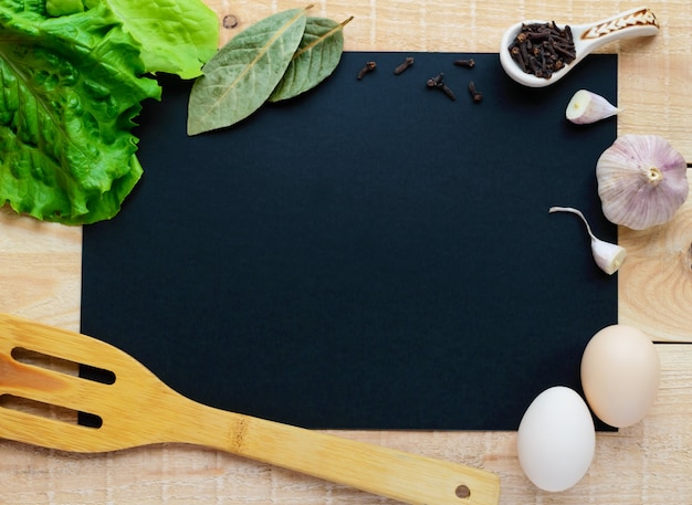 Le cadre des aliments à l'intérieur d'un fond noir pour une inscription. La vue de dessus.