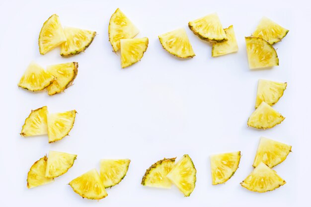 Cadre en ananas frais sur fond blanc.